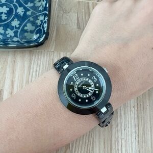 Weiain ladies black dial fashion watch NEW BATTERY